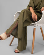 Wide-leg olive lawn trousers detail - ELYRA