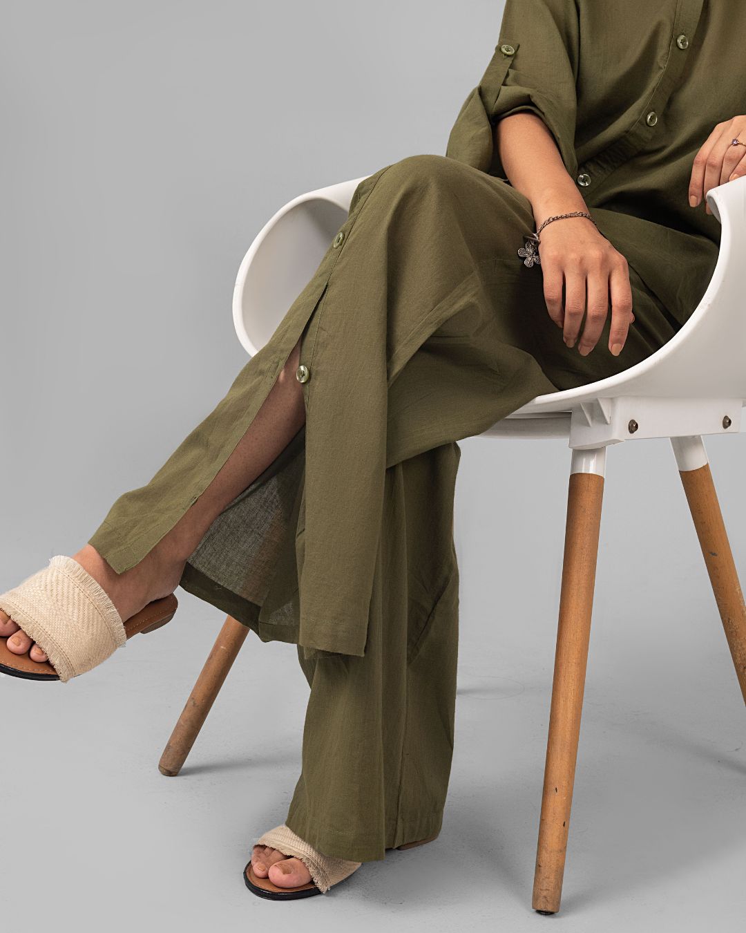 Wide-leg olive lawn trousers detail - ELYRA
