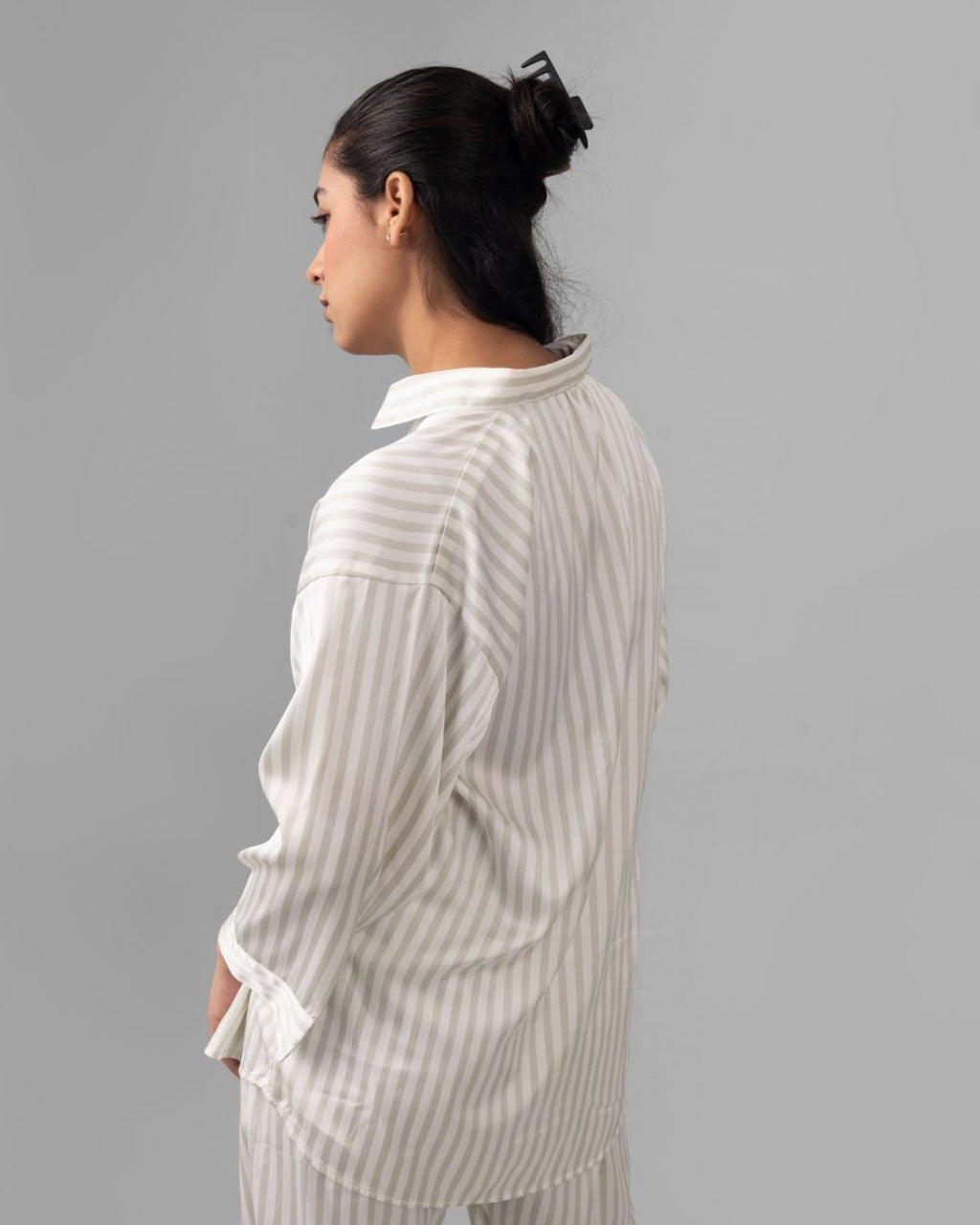 White shamooze shirt styled look - ELYRA